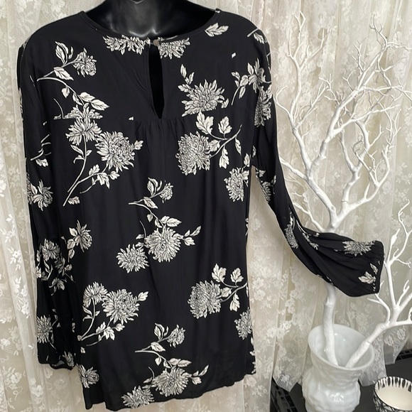Black & White Large Floral Perfect Blouse. - Picture 5 of 6